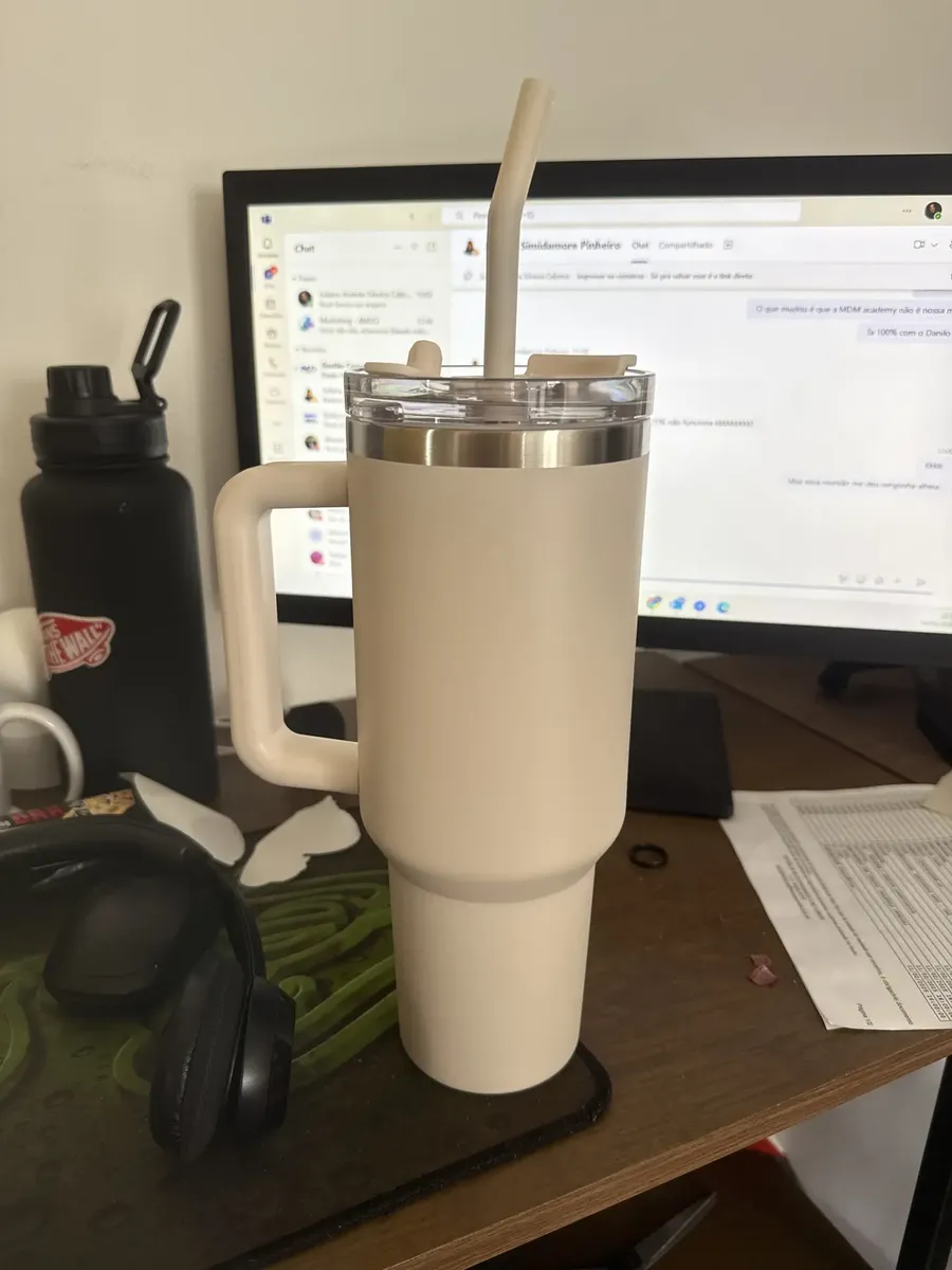 Copo bege no escritório